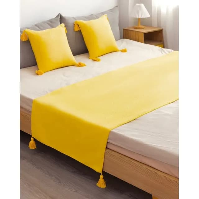 Set Piecera + Dos Fundas De Cojin Con Detalle Borla Amarillo