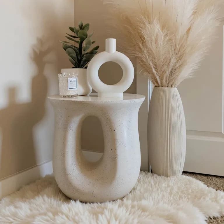Mesa lateral de centro escultorica en U estilo nordico blanco crema