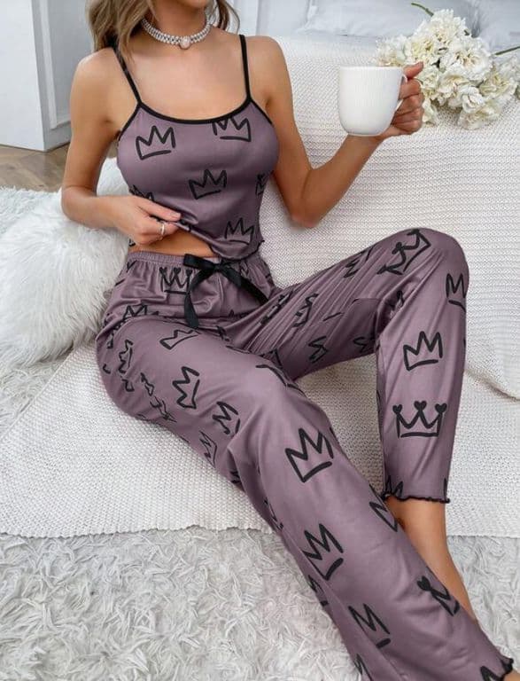 Pijama Satinado Morado con Coronas Estilo Joven y Relajado Morado XL