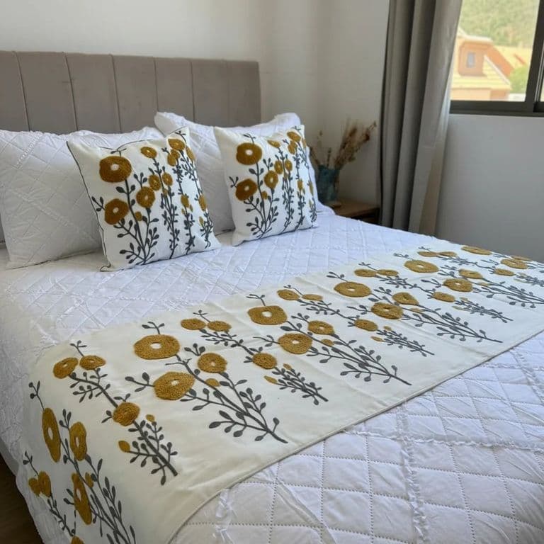 Set De Pieceras Bordadas Decorativas + Fundas Amarillo 2 PLAZAS