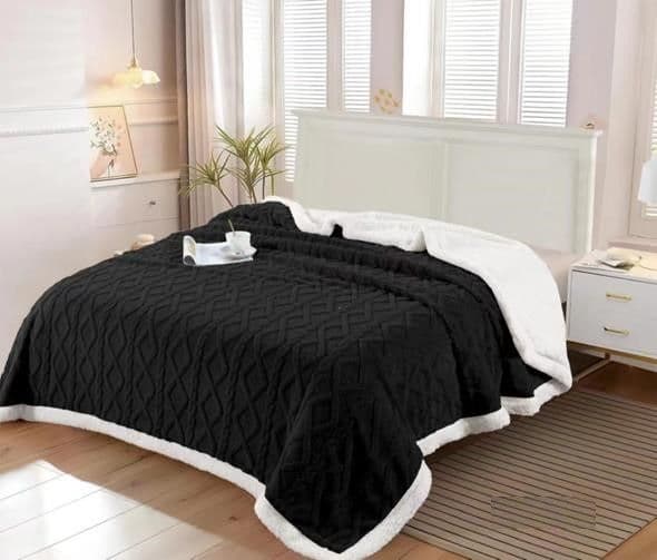 FRAZADA CON CHIPORRO KING DISENO TEXTURIZADO TRENZADO UNICOLOR RS Negro KING