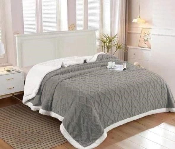 FRAZADA CON CHIPORRO KING DISENO TEXTURIZADO TRENZADO UNICOLOR RS Gris KING