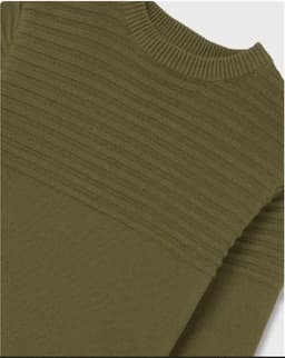 Chaleco con 2 puntos distintos en el tejido, con cuello redondo, hermoso diseno, buen calce, tejido grueso. Verde 10 ANOS