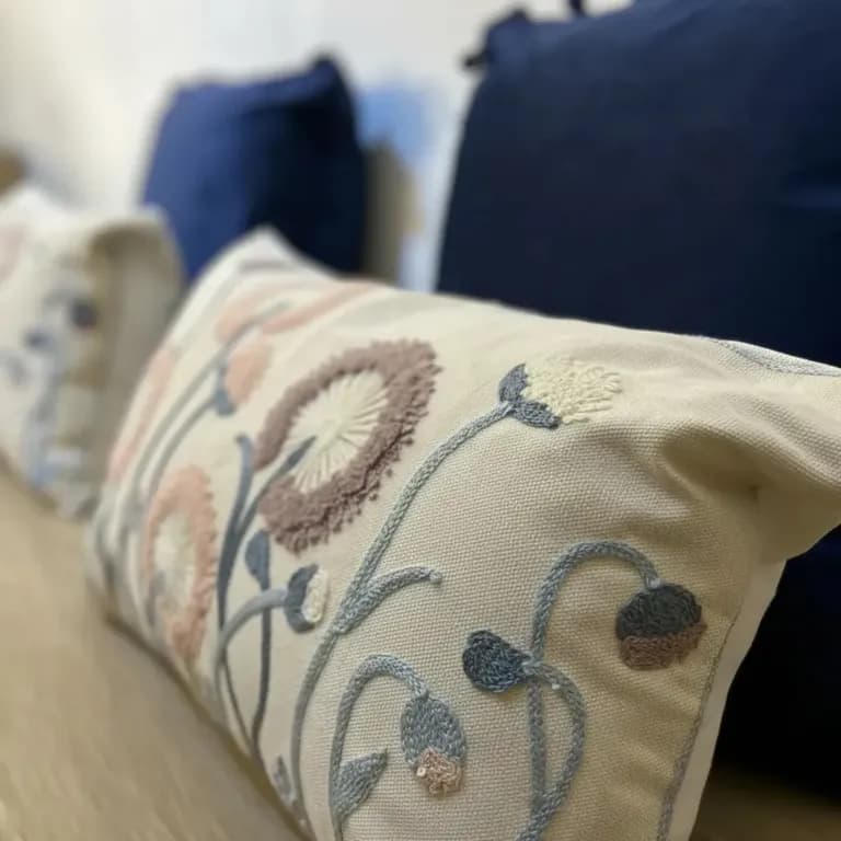 Set De 4 Cojines Decorativos Jardin Azul Bordados Con Pompon