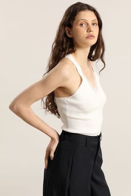 Top punto, aplicacion encaje, crudo Liola Blanco S