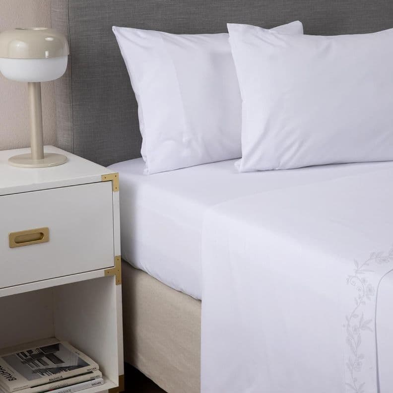 Sabanas 1800 Hotel CasaTua Ultra Suaves Bordadas Super King Crema
