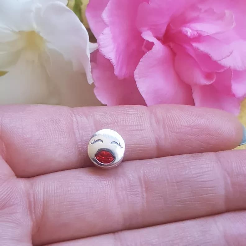 Charm dije abalorio carita ojitos cerrados boca roja plata 925 estilo pandora