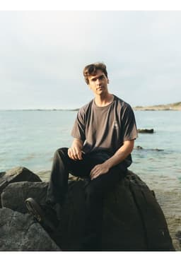 Polera MC Oval Seal Gris Hombre Maui And Sons S
