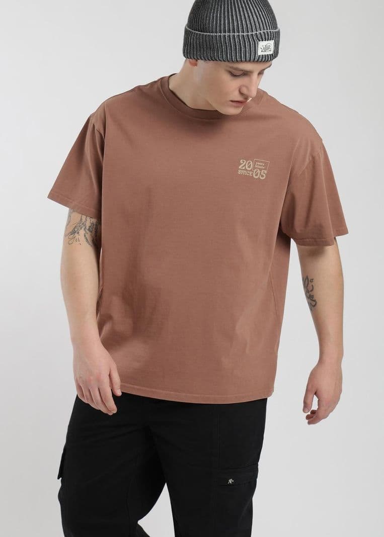 Polera Oversize Algodon Aniversario Hombre Cafe XS