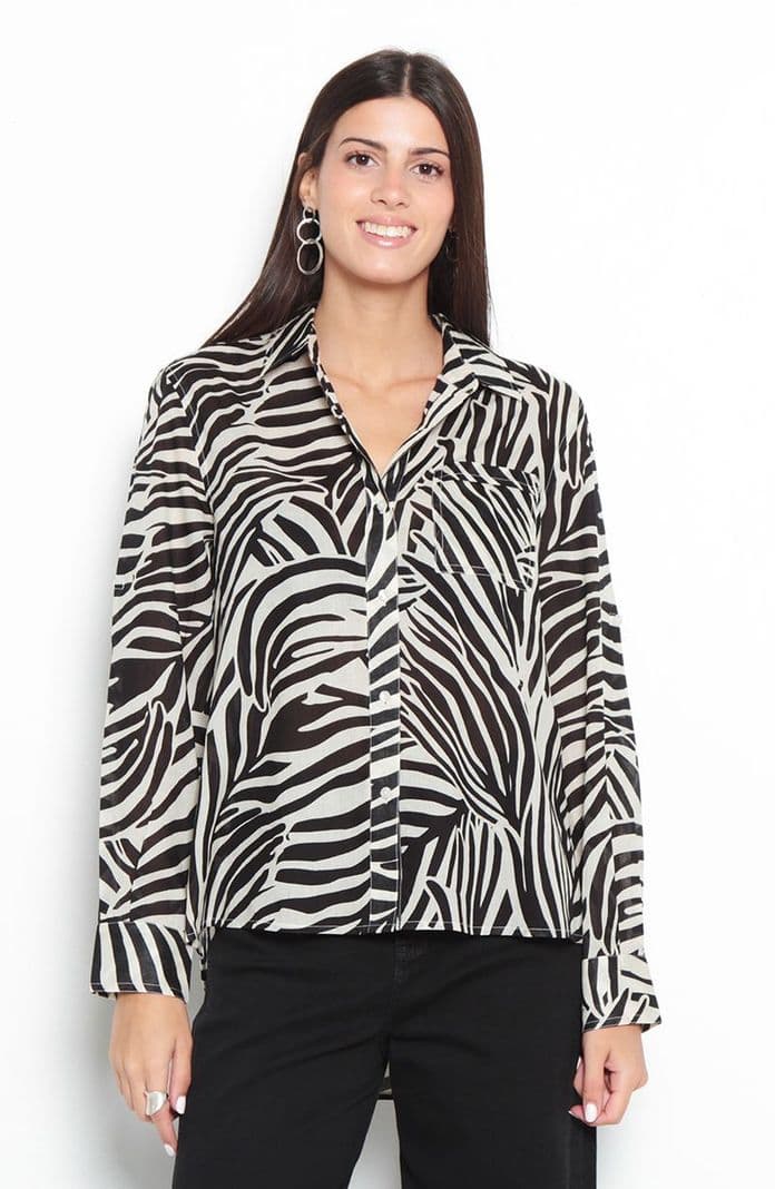Blusa Estampada Manga Larga Abotonada En Delantero Y Bolsillo Negro S