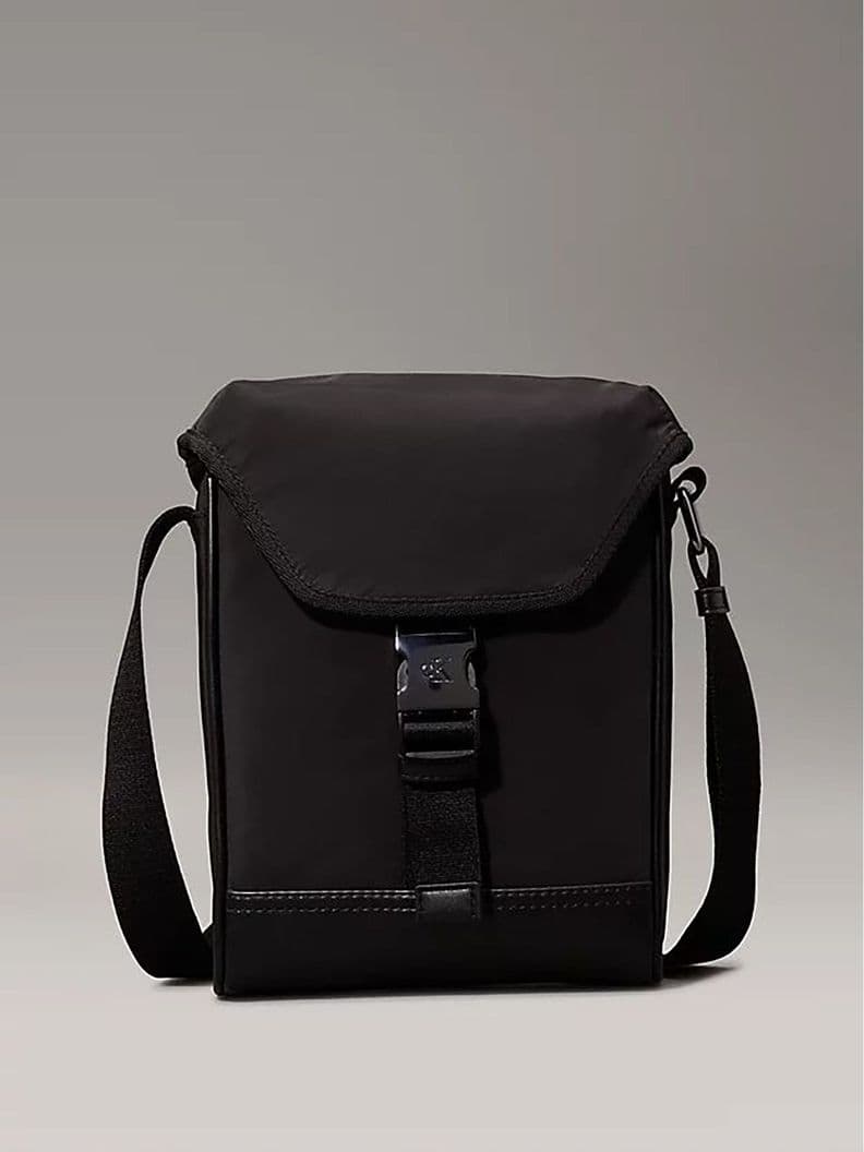 Bolso Reporter con Solapa Rapido Negro Calvin Klein