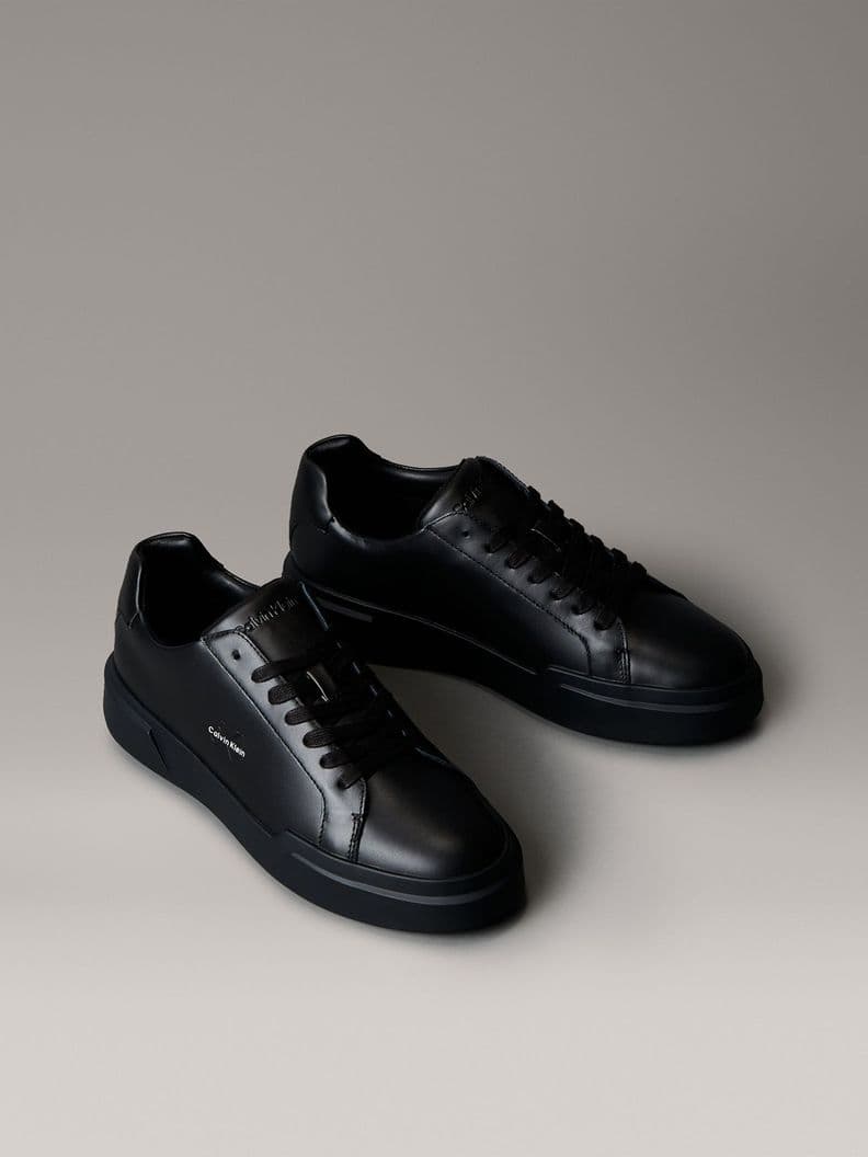Zapatilla y Logo Distintivo Negro Calvin Klein Hombre CL 44