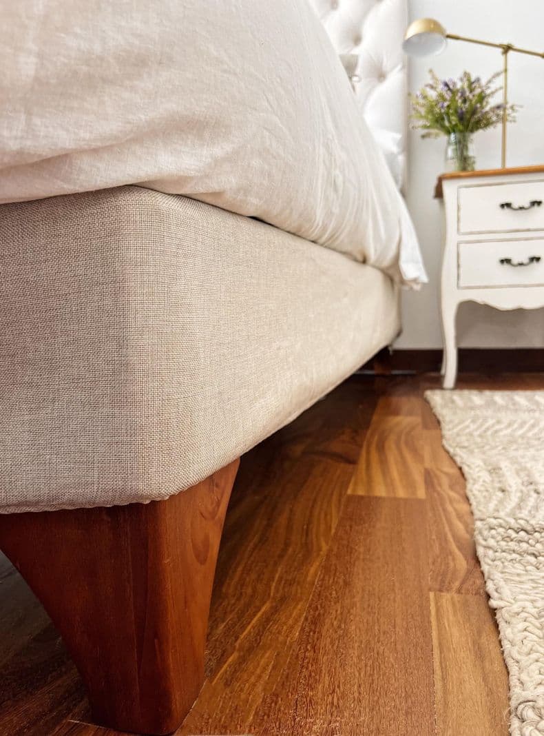 Faldon Elasticado Nido 1.5 Plaza Arena Casa Cecilia Beige Oscuro