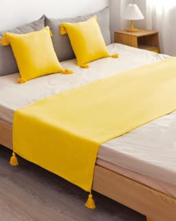 Set Piecera + Dos Fundas De Cojin Con Detalle Borla Colores Amarillo