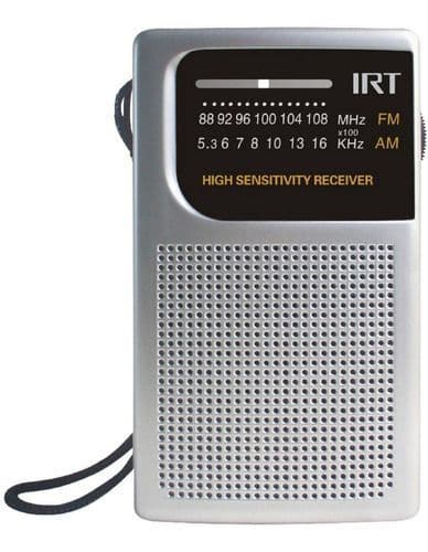 Radio A Pilas Portatil Am/fm Rpocket01p Irt Plateado Metalico