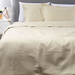 CUBRECAMA BORDADO PREWASH KING CREMA
