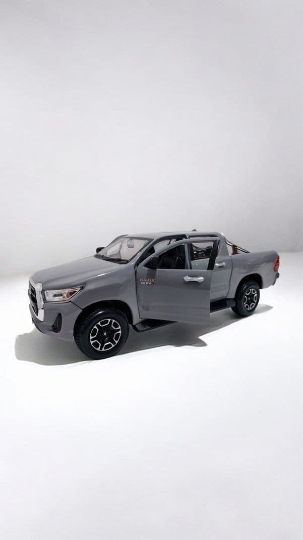 Toyota Hilux a escala 1 27 Gris