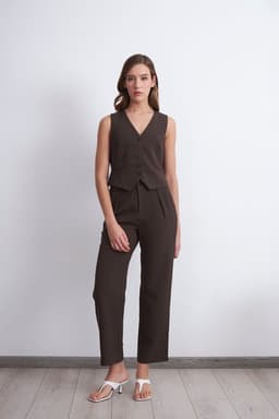 Pantalon Recto Con Pinza Mocca Nicopoly Cafe S