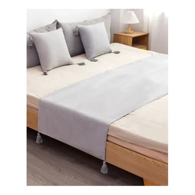 Set Piecera + Dos Fundas De Cojin Con Detalle Borla Gris